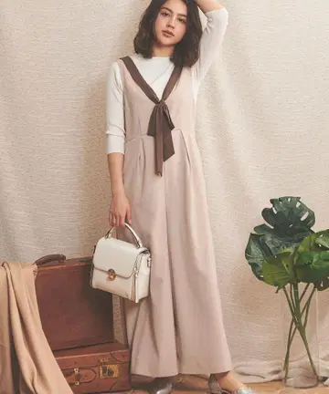 베이지 V넥 리본 포함 올인원