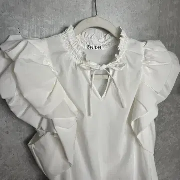 SNIDEL 프릴 반팔 블라우스 화이트