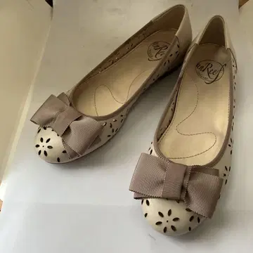 새상품 언리프 플랫슈즈 가죽 리본 꽃무늬 23.0cm