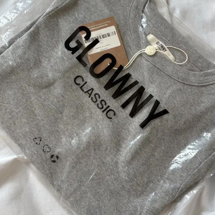 GLOWNY | 글로니 [New] Glowny G CLASSIC FITTED TEE (GRAY) on