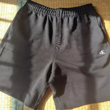 Calvin Klein Jeans 블랙 숏팬츠 블랙 티셔츠