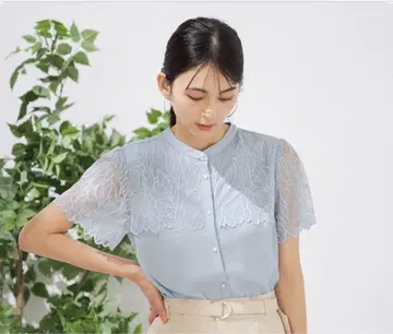새상품 a.v.v 아.베.베 레이스 요크 블라우스 라이트 블루