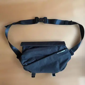 NIID URBANATURE R1 슬링 백 메테오라이트 블랙