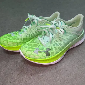 미사용! Under Armour 그린 메쉬 러닝 스니커즈 23