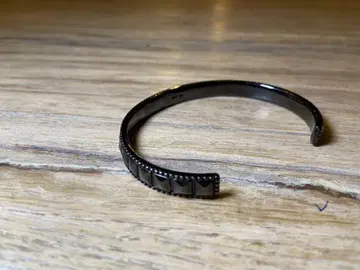 블랙 커프 팔찌 피라미드 장식