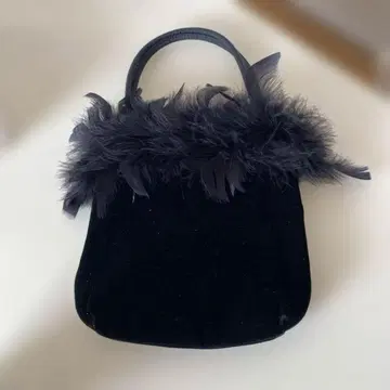 깃털이 달린 블랙 벨벳 파티 백