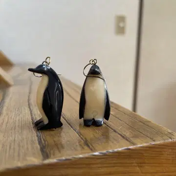 펭귄 모양의 귀걸이