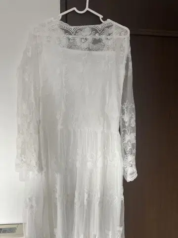 화이트 레이스 드레스와 베일 세트