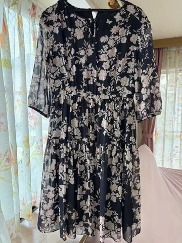 TO BE CHIC 네이비 꽃무늬 7부 소매 티어드 원피스