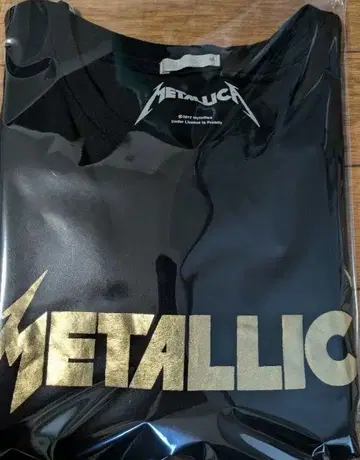 METALLICA 골드 로고 T셔츠 블랙