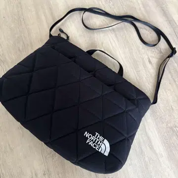THE NORTH FACE 퀼팅 숄더백 블랙