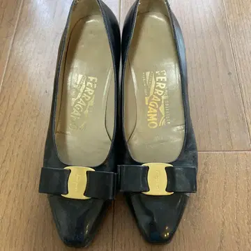 페라가모 블랙 스틸레토 신발