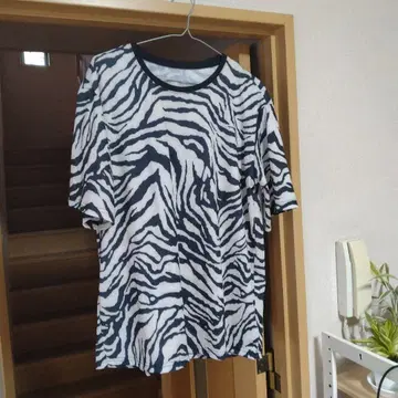 새상품급 제브라 패턴 반팔 티셔츠