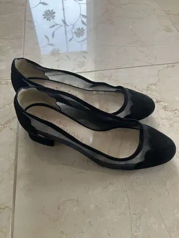 커밍 어트랙션즈 스캘럽 시어 펌프스 블랙