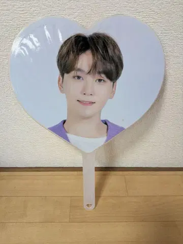 SEUNG KWAN 하트 모양 부채