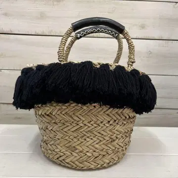 태슬이 달린 내추럴 바스켓백