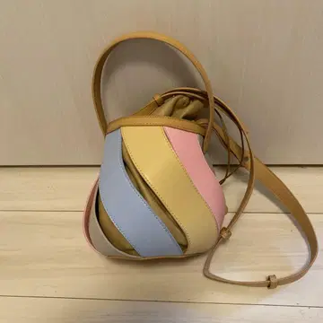 젊은 디자이너 집단의 작품입니다. 브랜드명 등은 특별히 없습니다.
