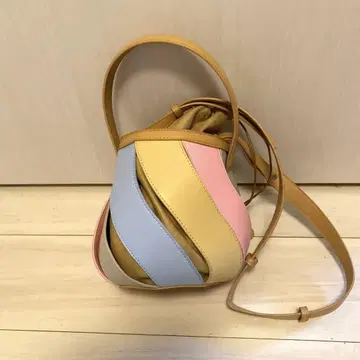 젊은 디자이너 집단의 작품입니다. 브랜드명 등은 특별히 없습니다.