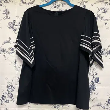 스트라이프 플레어 슬리브 블랙 탑