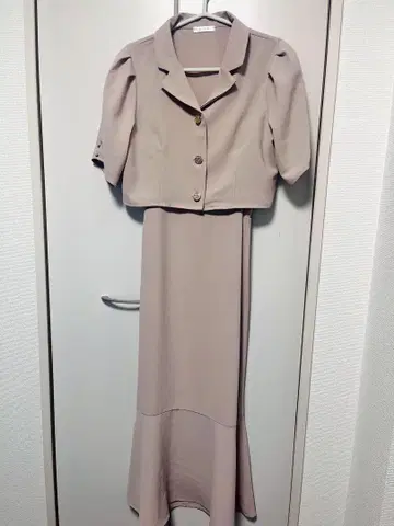 베이지 셋업 반팔 플레어 스커트