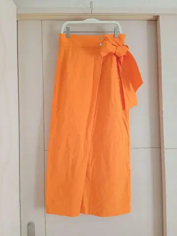 택 포함. 오렌지 리본 포함 롱 스커트
