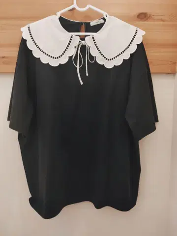 Yori 탑 스캘럽 칼라 티셔츠