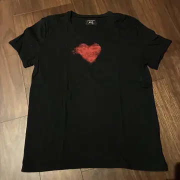 glamb 블랙 티셔츠 하트 프린트