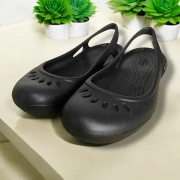 [단종] crocs 카디 플랫 펌프스 경량 블랙 w6 22.5