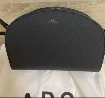 [새상품급] A.P.C. 숄더백 하프문 엠보싱