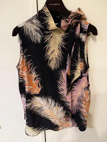 EMILIO PUCCI 깃털 무늬 슬리브리스 셔츠