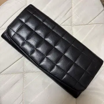 검정 가죽 퀼팅 장지갑