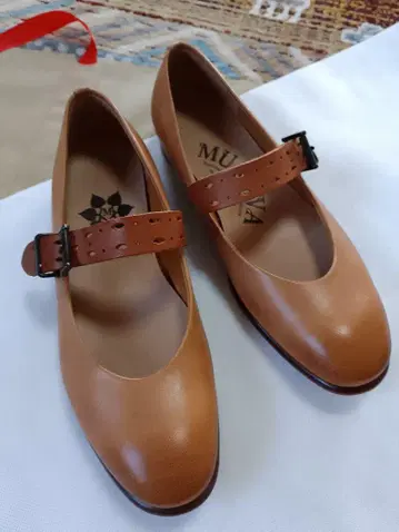 MUKAVA 무카바 가죽 브라운 스트랩 펌프스 미사용