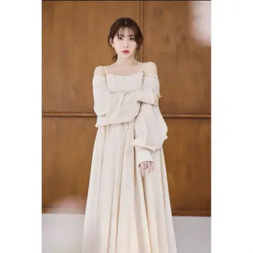 그녀의 입술을 강조한 볼륨 소매 팝린 앙상블