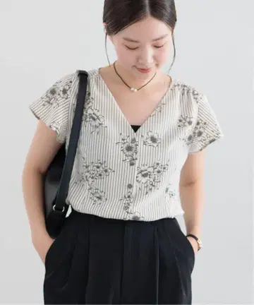 IENA 스트라이프 플라워 앞 버튼 V넥 블라우스