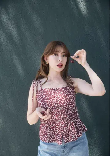 헤르립토 체리 패턴 스트랩 톱 S