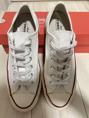 CONVERSE 화이트 로우 컷 스니커즈