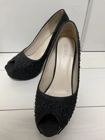 SOBRE 비쥬가 장식된 오픈토 하이힐 24.5cm