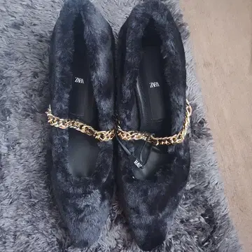 ZARA 블랙 퍼 골드 체인 신발 펌프스