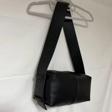블랙 가죽 느낌의 숄더백