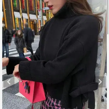 Sheller 셰리에 사이드 리본 하이넥 스웨터