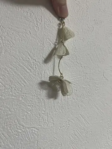 꽃잎 모양의 클리어 귀걸이