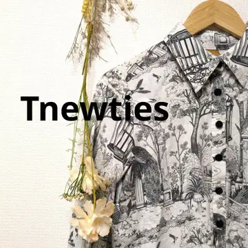 Tnewties 트웬티즈 셔츠 상의 공작이 뒷마당에 있는