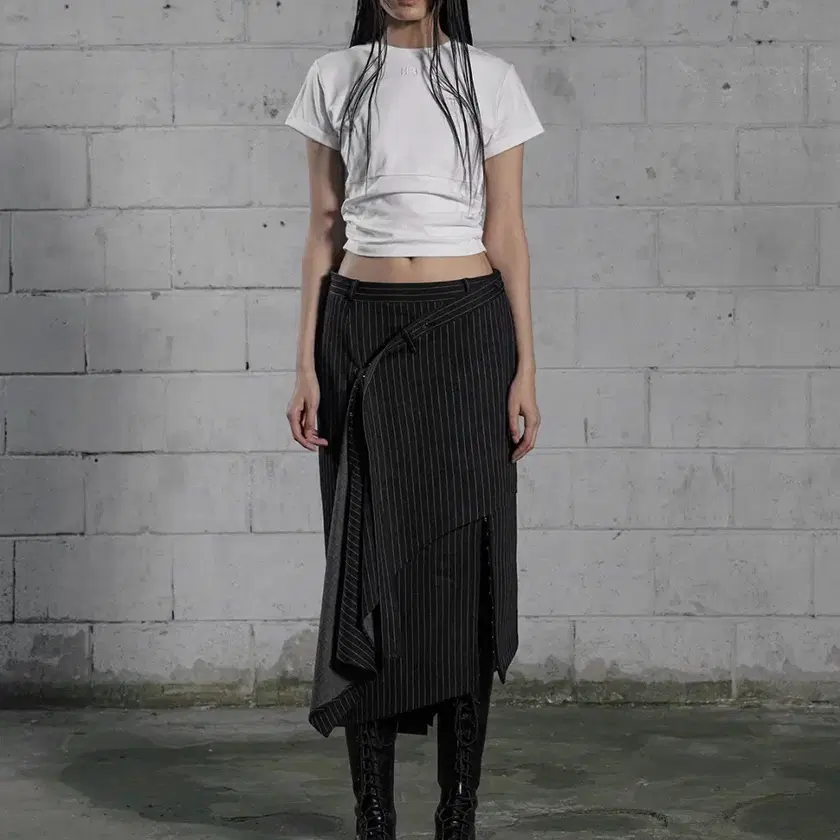 【BOHEMIAN SEOUL】25ss CURVED SLIT SKIRT BOHEMIAN SEOUL | 보헤미안서울 Bohemian Seoul Curved Slit