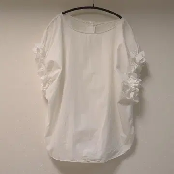 [새상품급] 비어즐리 화이트 프릴 반팔 상의