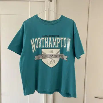 NORTHAMPTON 로고 티셔츠 빅 루즈 그린