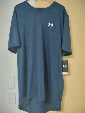 Under Armour 네이비 티셔츠