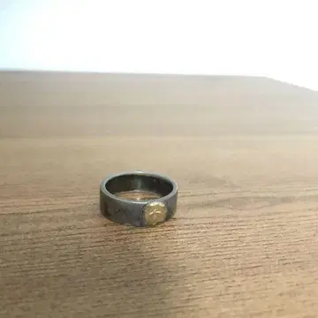 심플한 금속제 반지 골드 장식