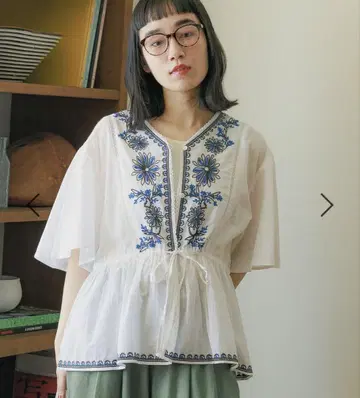 니코앤드 인도 자수 V넥 블라우스