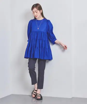 티어드 스타일의 파란 튜닉