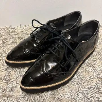 새상품급 다이애나 23.5cm 로퍼 통굽 스틸레토 에나멜 블랙